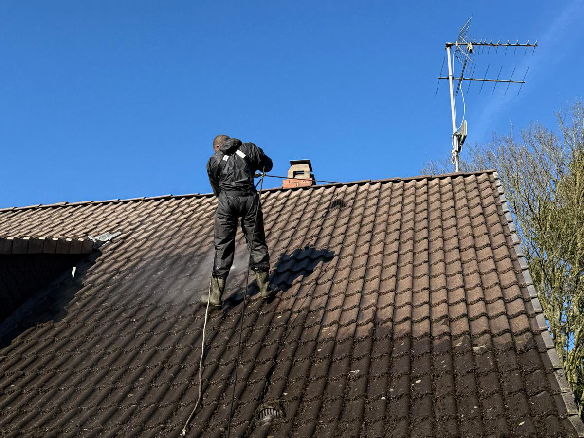 Dachreinigung Schritt 3 – professionelle Hochdruckreinigung